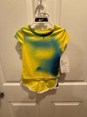 Nike Toddler Girls Dri-FIT 2-Piece Graphic T-Shirt and Shorts